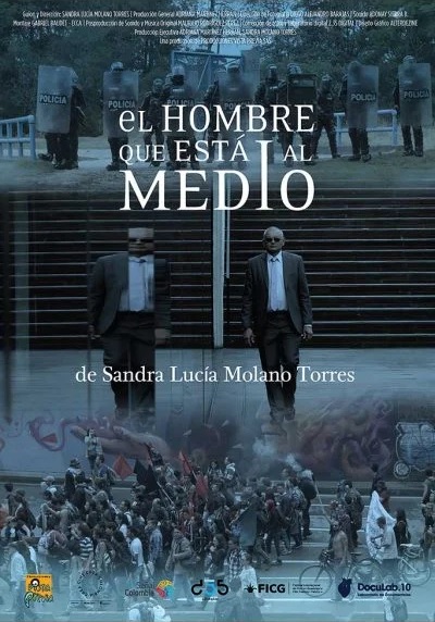 afiche de EL HOMBRE QUE ESTA AL MEDIO
